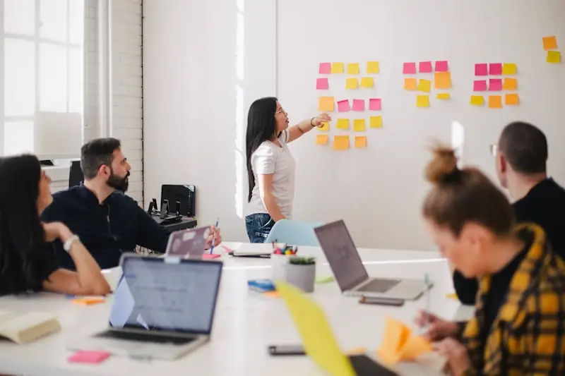 Profesionales calificados planeando en una pizarra